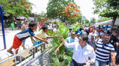 El presidente Juan Orlando compartió con los niños que aprovecharon para jugar en los deslizadores, columpios y demás juegos.