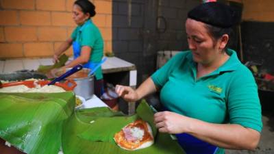 Cándida Melchor y Blanca Carbajal son las encargadas de armar los tamales en La Quinta, a ellas les bastan 10 segundos para hacerlo.