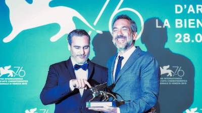 Joaquin Phoenix y Todd Phillips. AFP