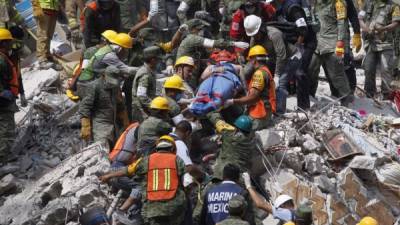 Brigadistas y voluntarios lograron rescatar con vida a una persona de entre los escombros de un edificio en la Ciudad de México.