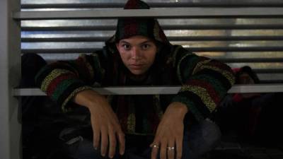 Los migrantes, algunos llevando niños, aseguraron que en Sonsonate tomarían otro autobús que los conducirá a una de las fronteras que conectan con Guatemala. AFP