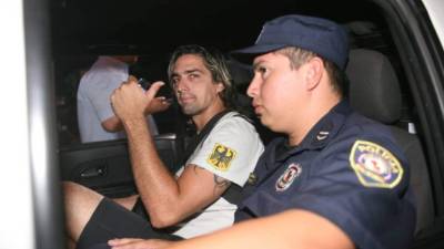 El jugador Carlos Báez mientras era llevado en la patrulla.