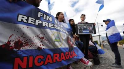 En la imagen de archivo, activistas nicaragüenses participan en una manifestación contra la presencia del presidente de Nicaragua, Daniel Ortega, en la XXVI Cumbre Iberoamericana, en Antigua (Guatemala). EFE
