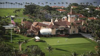 La mansión de Trump en Florida fue allanada sorpresivamente por el FBI la noche del lunes.