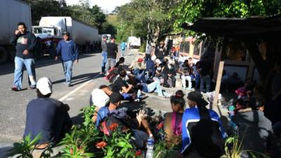 Varios hondureños empezaron a salir del país ayer lunes por la noche rumbo a EEUU. AFP