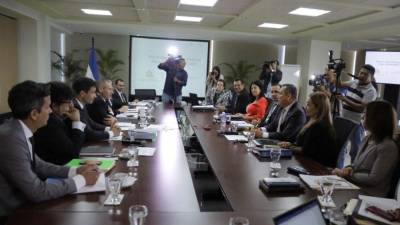 Vista general de la reunión entre representantes del Fondo Monetario Internacional (FMI) y autoridades del Gabinete Económico de Honduras este martes.