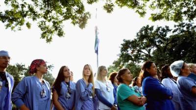 Las enfermeras del Hospital Presbiteriano de Texas, organizaron una marcha para apoyar al centro hospitalario luego de que la directiva emitiera un comunicado aceptando un error de diagnóstico.