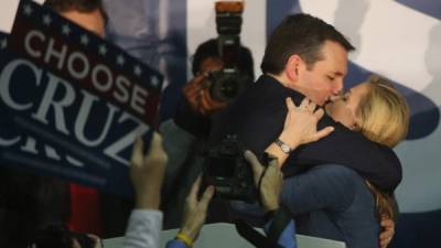 El precandidato republicano de origen hispano celebró la victoria con su esposa.