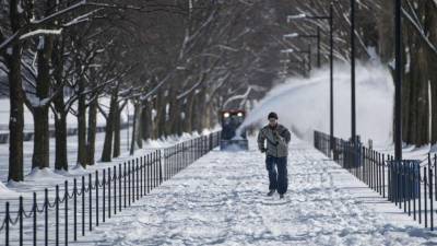 Gran parte del este de Estados Unidos se encontraba el martes paralizado a causa de una fuerte tormenta de nieve y temperaturas polares que forzaron el cierre de las agencias federales en Washington, a la espera de un nuevo frente polar.
