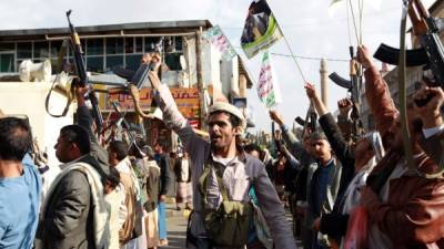 Pistoleros tribales leales al movimiento Huthi blanden sus armas en la capital Saná.