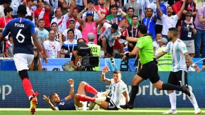 Mbappé fue derribado en el área por Marcos Rojo. FOTO AFP-Luis Acosta /