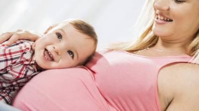 Los padres deben mostrar amor y cariño a sus dos hijos; no hay que hacer diferencias. Foto: iStock.