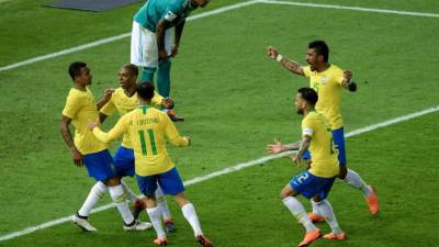 BER001. BERLÍN (ALEMANIA), 27/03/2018.- Los jugadores brasileños celebran un gol hoy, martes 27 de marzo de 2018, durante un partido amistoso internacional que enfrenta a las selecciones de Alemania y Brasil, en Berlín (Alemania). EFE/CLEMENS BILAN