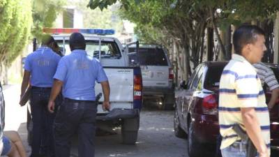 Las autoridades correspondientes hicieron el reconocimiento del cadáver que quedó frente al portón de su casa.