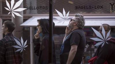 La gente hizo cola para ingresar a MedMen, una de las dos tiendas de marihuana del área de Los Ángeles que comenzó a vender marihuana para uso recreativo bajo la nueva ley de marihuana de California.// McNew/Getty Images/AFP