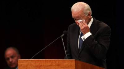 Joe Biden se conmovió hasta las lágrimas durante un homenaje a John McCain en Arizona./AFP.