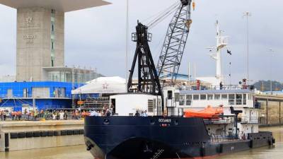 El canal de Panamá, de 80 kilómetros de longitud, utiliza un sistema de esclusas que funcionan como elevadores de agua: suben los barcos desde el nivel del mar hacia el nivel del Lago Gatún.