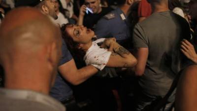 Aficionados de Juventus evacúan la Piazza San Carlo tras una estampida durante la final de la UEFA Champions League entre Juventus y Real Madrid. / AFP PHOTO / Marco BERTORELLO