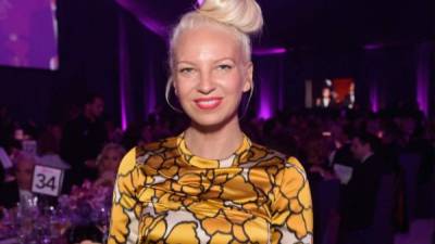 Sia anunció que uno de los adolescentes que adoptó el año pasado tuvo dos hijos.