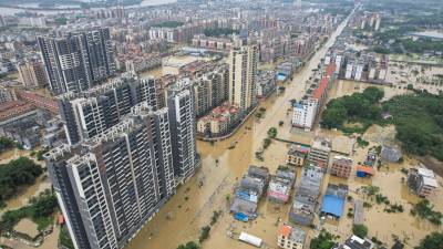 Al menos cuatro personas murieron en <b>China</b> por las lluvias torrenciales que azotan el sur del país y que obligaron a evacuar a decenas de miles de personas, según un nuevo balance comunicado el lunes por medios estatales