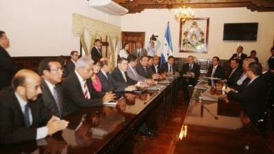 Los miembros de la Junta Nominadora antes de ser juramentados por el titular del Congreso Nacional de Honduras.