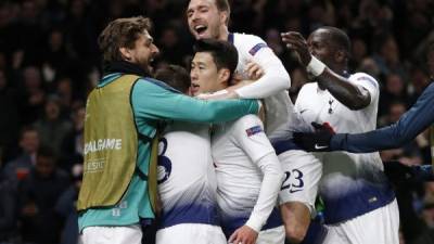 El coreano Son fue el encargado de anotar y celebró su anotación con su compañeros del Tottenham. FOTO AFP.