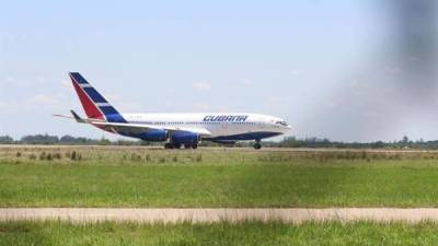 Una aeronave de Cubana de Aviación antes de salir del Aeropuerto Internacional de Viru Viru el 16 de noviembre de 2019, en Santa Cruz (Bolivia). EFE/ Juan Carlos Torrejón