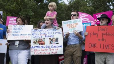 MRX22 WASHINGTON D.C (ESTADOS UNIDOS), 19/09/2017.- Vaias personas participan en un acto que pide que no siga adelante la nueva propuesta de ley sanitaria republicana que reemplazaría a la actual, conocida como Obamacare, celebrado en el Capitolio de Washington D.C (Estados Unidos) hoy, 19 de septiembre del 2017. EFE/MICHAEL REYNOLDS