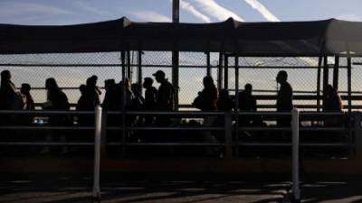 Migrantes centroamericanos esperan en el puente internacional de Juárez para solicitar asilo en El Paso, Texas./AFP.