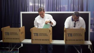 El candidato presidencial panameño para el Partido Revolucionario Democrático (PRD) Laurentino Cortizo vota durante las elecciones presidenciales y parlamentarias en la ciudad de Panamá. AFP