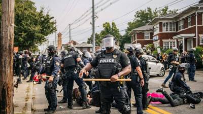 Violentas protestas y enfrentamientos con la policía se registraron esta tarde en Louisville (Kentucky, EEUU) poco después de que la fiscalía desestimara acusar de asesinato a los policías involucrados en la muerte de la mujer negra Breonna Taylor en su apartamento en marzo pasado.