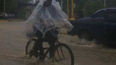 Se pronostica que Iota continúe fortaleciéndose rápidamente y pueda convertirse en huracán de Categoría 3 en la escala Saffir Simpson para este lunes.