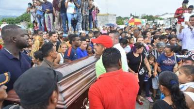 Momento en el que llevaban el ataúd a la fosa en el cementerio del barrio Mejía de La Ceiba, Atlántida.