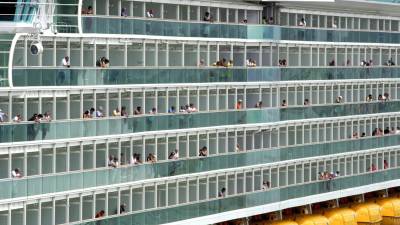 El Carnival Freedom, tercer crucero en partir de Miami y reportar casos de covid-19 a bordo en los últimos días, partió de esta ciudad del sur de Florida el 18 de diciembre y se detuvo en Curazao el martes pasado.