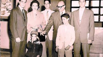 Mauricio es el cuarto de los cinco hijos del matrimonio de Ramón Villeda y Alejandrina Bermúdez.