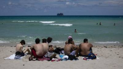 Muchos jóvenes que residen en Florida se han infectado en la playa.(Photo by Eva Marie UZCATEGUI / AFP)