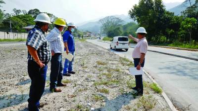 El gerente regional de la Enee, Leonardo Ramos junto con un equipo de trabajo inspeccionó la zona ayer. Franklin Muñoz.