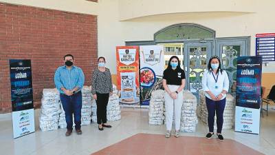 Representantes del Grupo Opsa, Fundación Mhotivo y la empresa Dieck en la entrega de 3,250 libras de arroz y harina de trigo. Foto: Melvin Cubas.