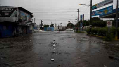 El NHC indicó que en el sur de Nicaragua como en el norte de Costa Rica, se esperan “inundaciones repentinas y deslizamientos de tierra que amenazan la vida”.