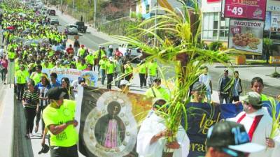 Más de 5,000 jóvenes participaron ayer en una impresionante muestra de devoción religiosa y fe.