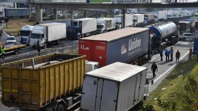 Camioneros bloquean con sus unidades una carretera cercana a la ciudad de Sao Paulo.