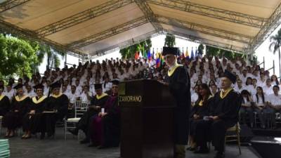 La ceremonia de graduación contó con la presencia de autoridades hondureñas y de la universidad, Cuerpo Diplomático acreditado en Honduras, empresarios, representantes de organismos internacionales, padres y familiares de los graduandos. En gráfica Jeffrey Lansdale.