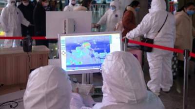 Un equipo médico utiliza una imagen térmica para chequera la temperatura de los pasajeros en la estación en Nanjing, en la provincia de Jiangsu, China. EFE/EPA/SU YANG