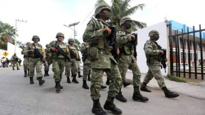 Miembros del ejército montan guardia antes de la llegada del huracán Grace en Punta Allen, estado de Quintana Roo (México). Fotografía: EFE.