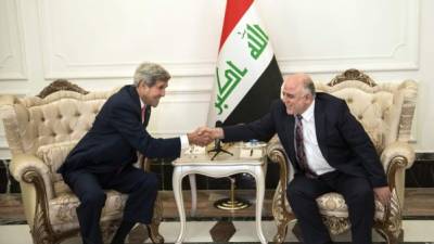 Kerry saluda al primer ministro iraqui, Haider al-Abadi.