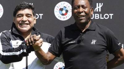 Las dos leyendas del fútbol firmaron la paz y dejaron a un lado las peleas. Foto AFP/ Patrick Kovarick.