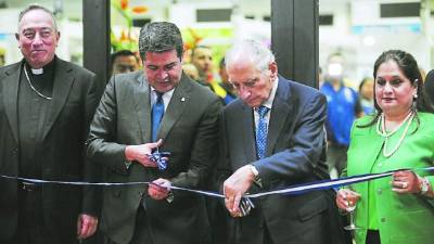 El cardenal Rodríguez, el presidente Juan Orlando Hernández, don Emilio Larach y Juanita Larach durante el corte de cinta.