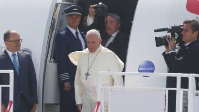 Foto del papa Francisco (c) a su llegada al aeropuerto de Lima, Perú.// Foto EFE.