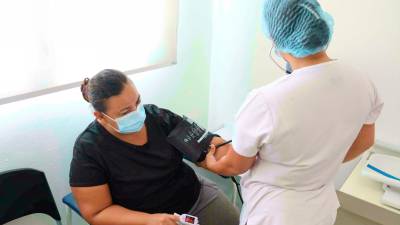 <b><span class=mln_uppercase_mln>APOYO.</span></b> Las personas de la tercera edad pagan L16 por la consulta.