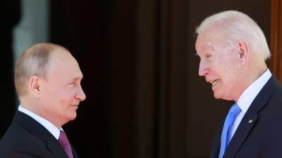 El presidente de EE.UU., Joe Biden (d), junto a su homólogo ruso, Vladímir Putin (i).